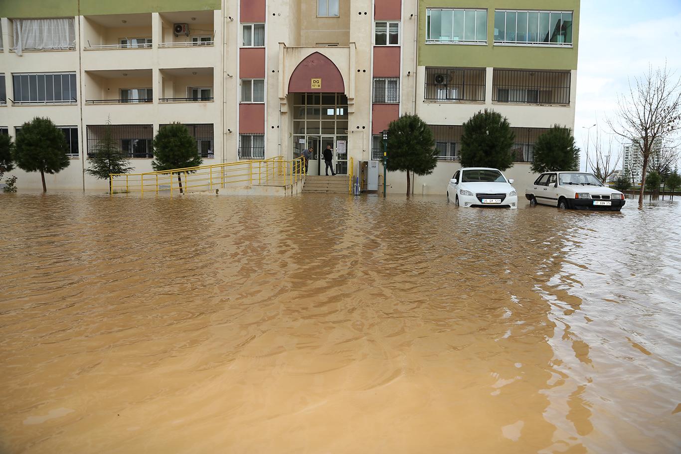 Diyarbakır'da TOKİ sakinleri her sağanak yağmur sonrası büyük mağduriyet yaşıyor